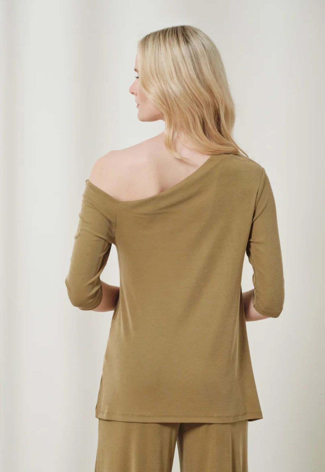 ΜΠΛΟΥΖΑ OFF SHOULDER ΜΕ ΣΟΥΡΑ-OLIVE