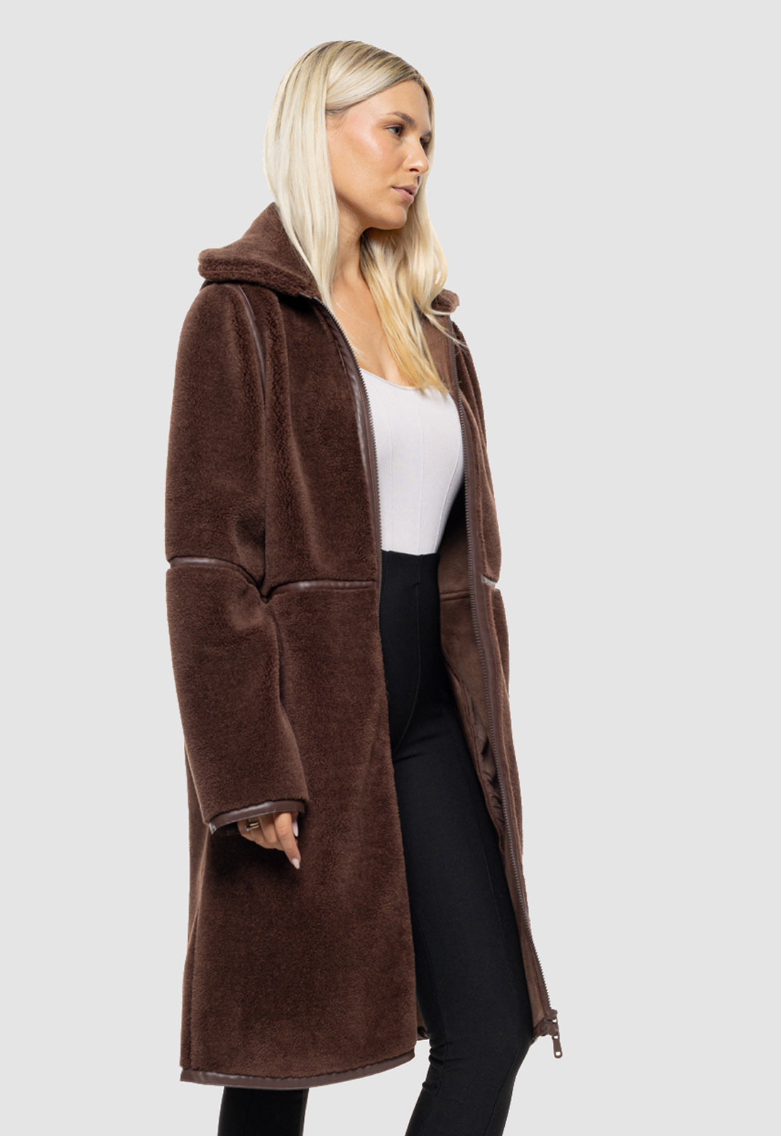 ΠΑΛΤΟ ΜΟΥΤΟΝ ΜΕ ΛΕΠΤΟΜΕΡΕΙΕΣ ΔΕΡΜΑΤΊΝΗΣ-ΚΑΦΕ