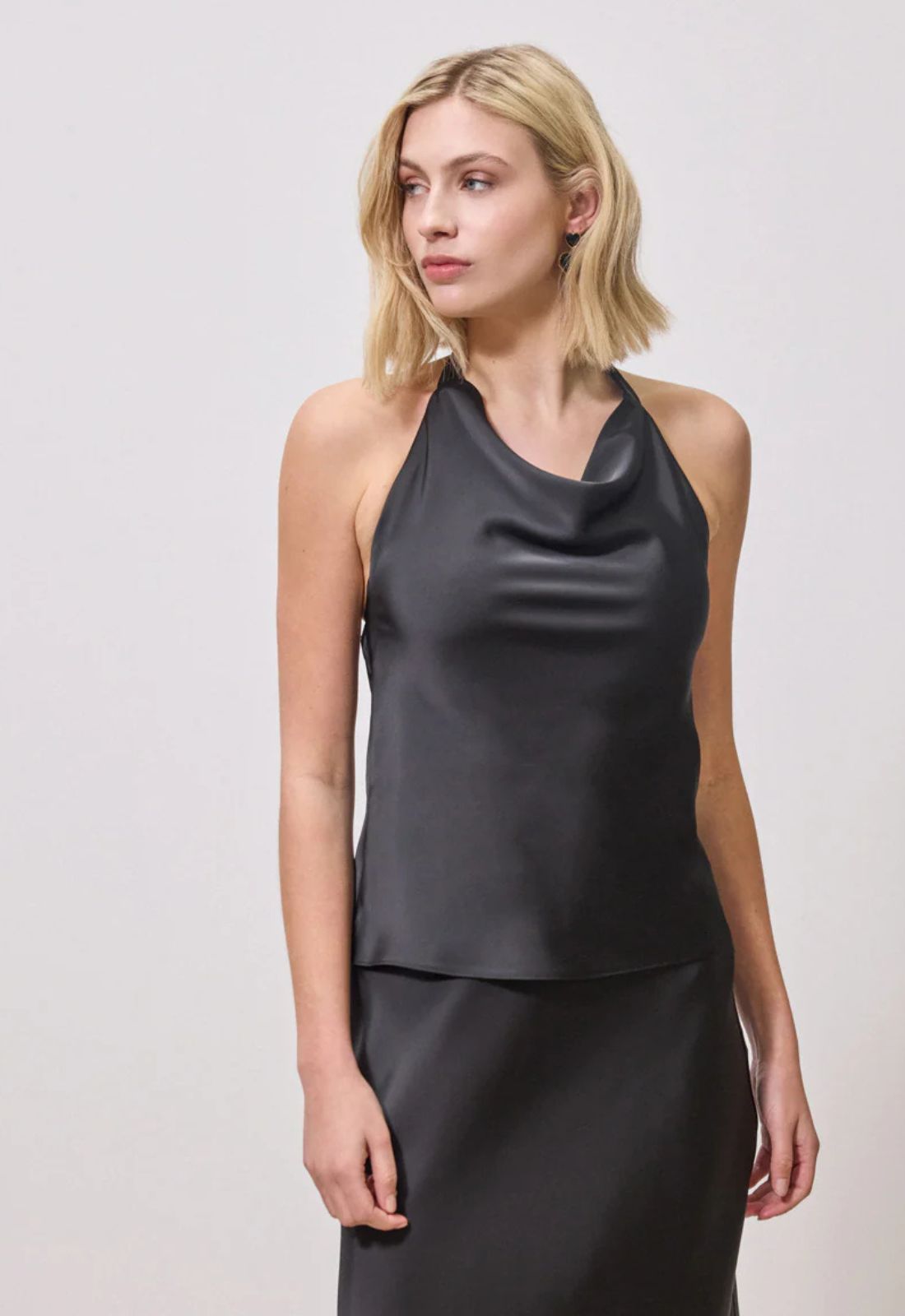 TOP ΣΑΤΙΝΕ ΜΕ ΛΑΙΜΟΚΟΨΗ HALTER-ΜΑΥΡΟ