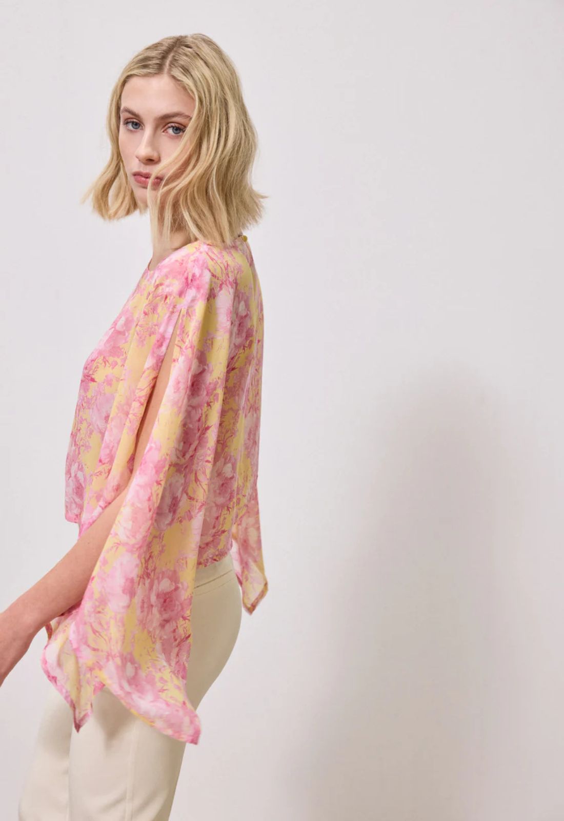 ΜΠΛΟΥΖΑ ΑΕΡΙΝΗ FLORAL ΗΜΙΔΙΑΦΑΝΗ-ΦΟΥΞΙΑ