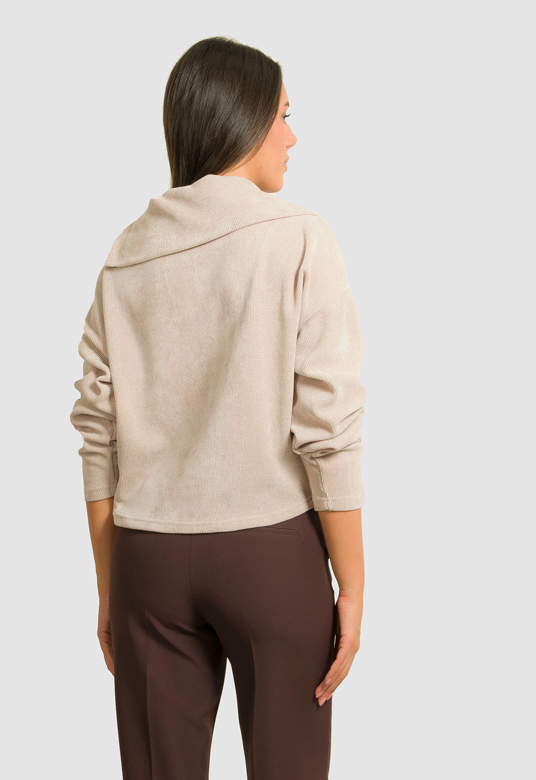 ΜΠΛΟΥΖΑ ΣΕΝΙΛ ΜΕ ΚΟΥΜΠΙΑ ΣΤΟ ΓΙΑΚΑ-ΕΚΡΟΥ