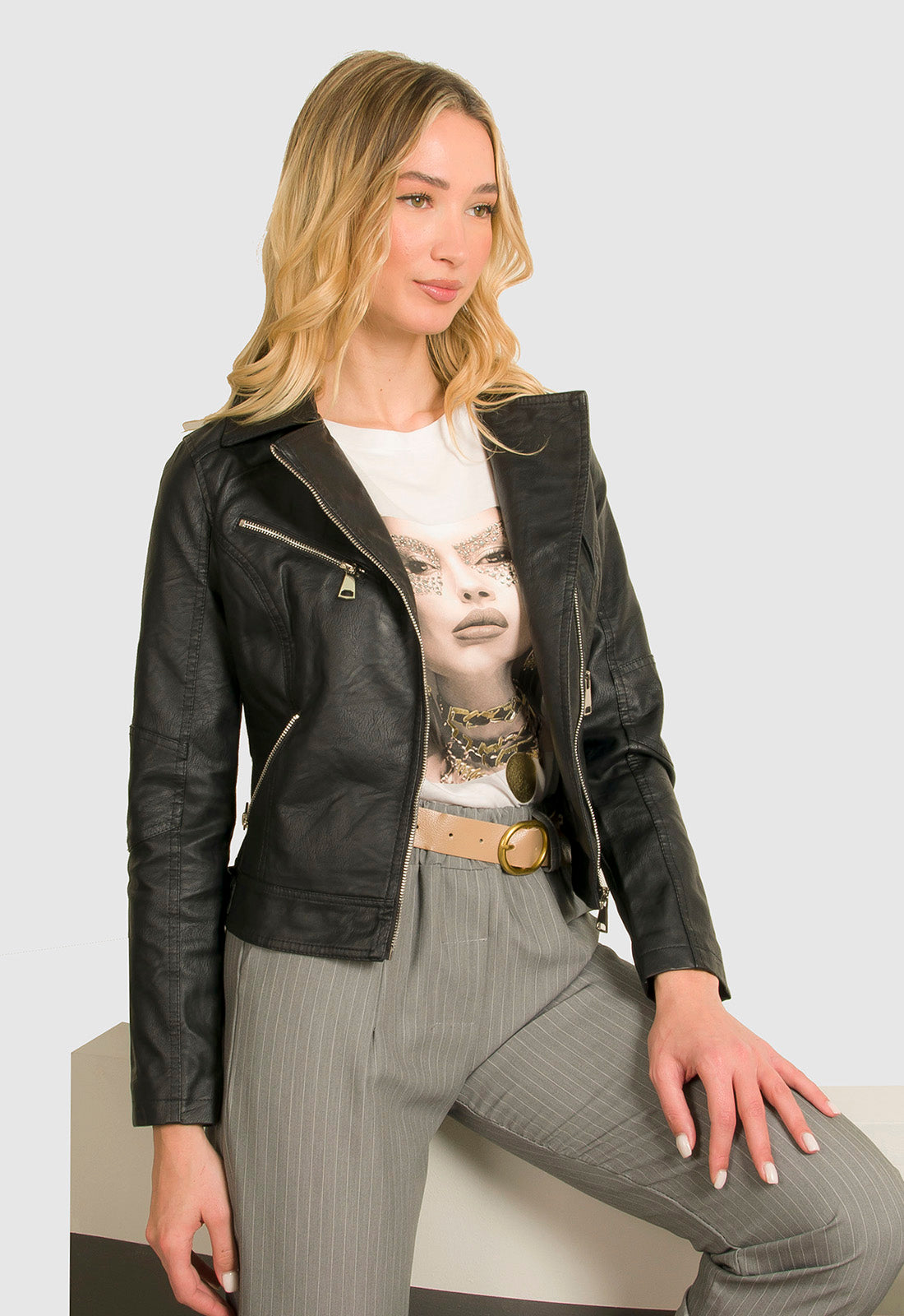 JACKET LEATHER LOOK ΜΕ ΛΟΞΟ ΚΟΥΜΠΩΜΑ-ΜΑΥΡΟ