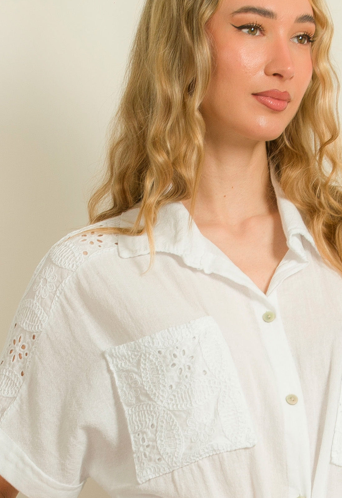 ΠΟΥΚΑΜΙΣΟ ΜΕ ΛΕΠΤΟΜΕΡΕΙΕΣ ΔΑΝΤΕΛΑ-ΛΕΥΚΟ