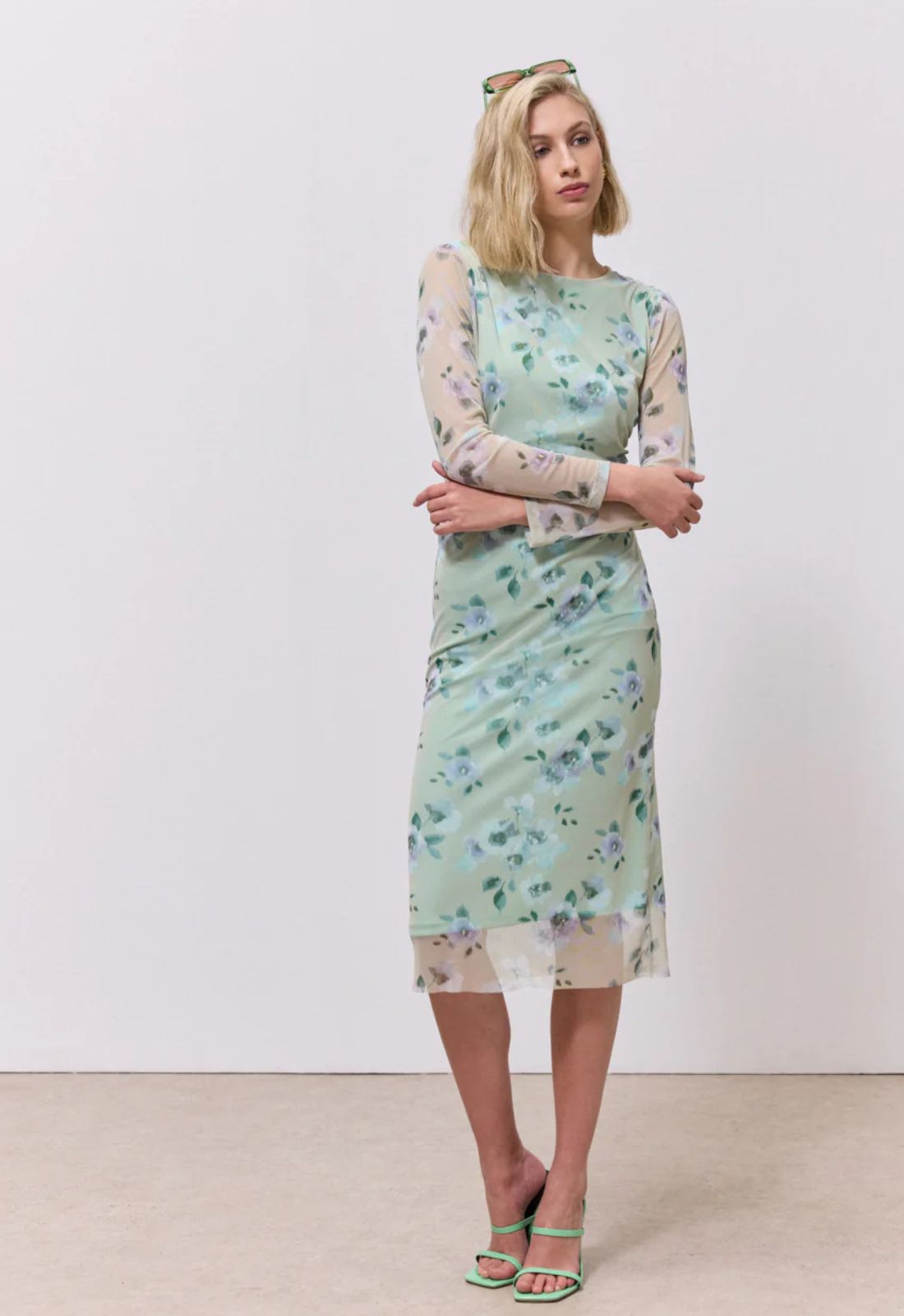 ΦΟΡΕΜΑ MIDI FLORAL ΜΕ ΣΟΥΡΕΣ-ΜΕΝΤΑ