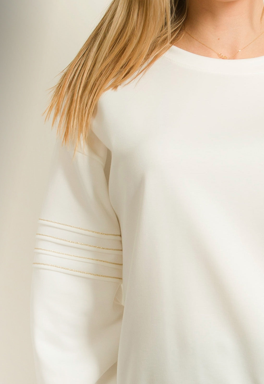 ΜΠΛΟΥΖΑ ΤΥΠΟΥ ΦΟΥΤΕΡ ΜΕ ΣΧΕΔΙΟ ΣΤΟ ΜΑΝΙΚΙ-ΛΕΥΚΗ