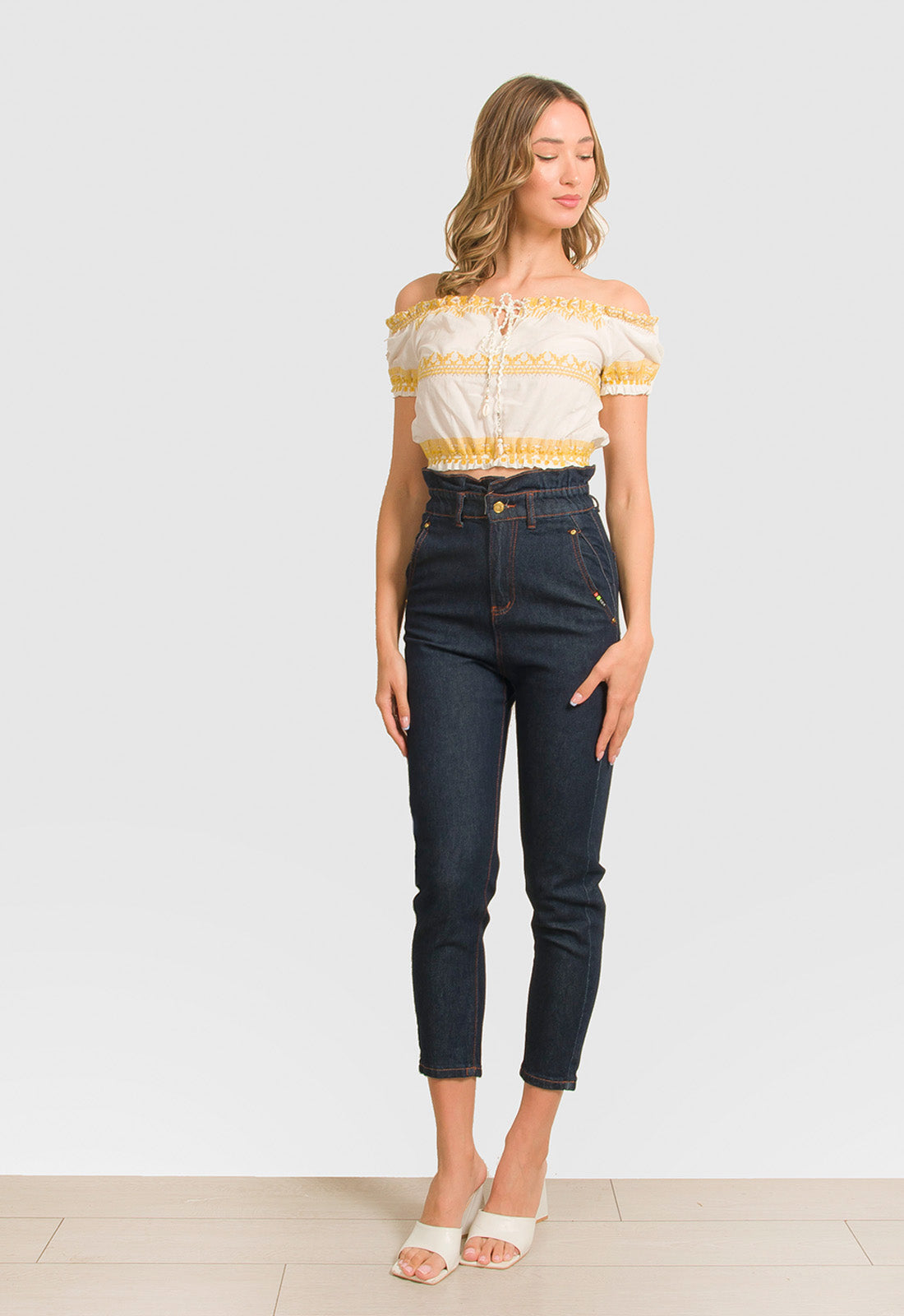 CROP TOP ΜΕ ΛΑΣΤΙΧΟ ΣΤΟΥΣ ΩΜΟΥΣ-ΛΕΥΚΟ