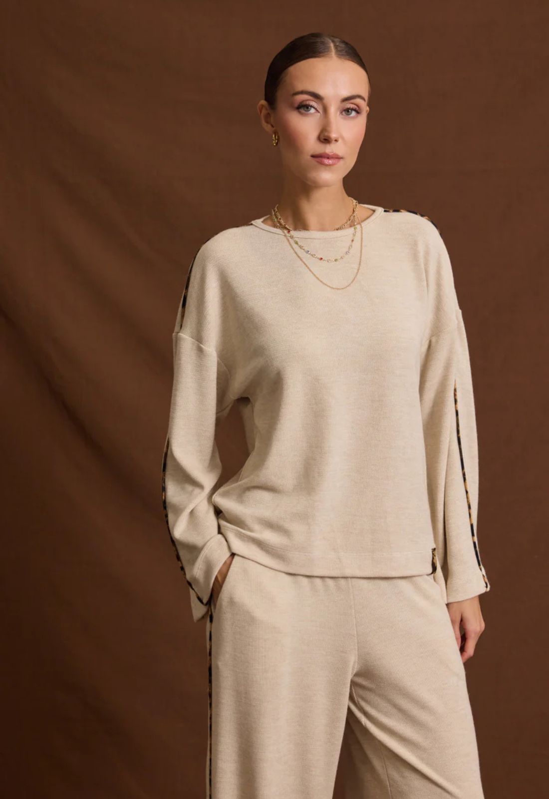 ΜΠΛΟΥΖΑ ΜΕ ΔΙΑΚΡΙΤΙΚΗ ANIMAL PRINT ΛΕΠΤΟΜΕΡΕΙΑ-ΜΠΕΖ