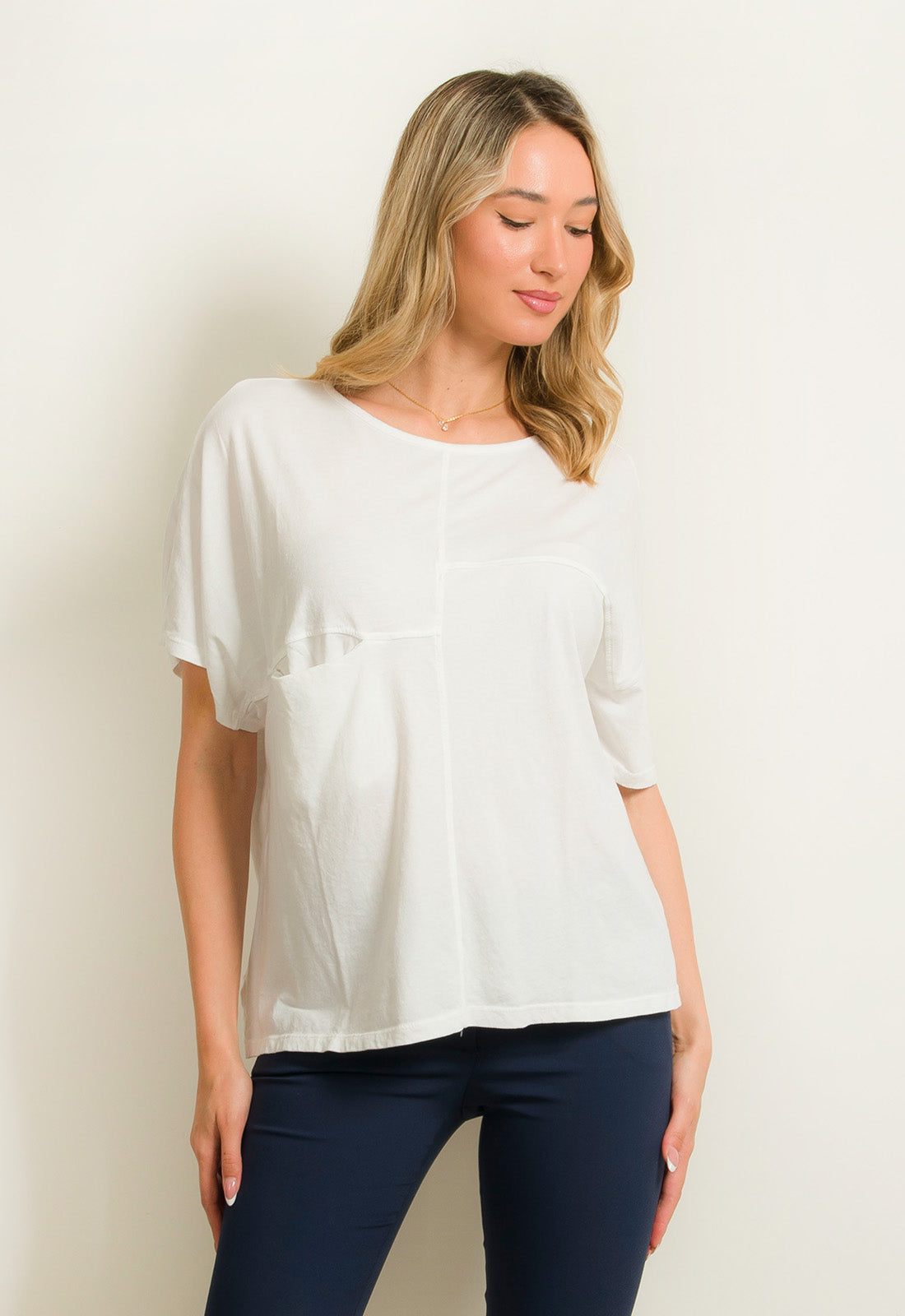 ΜΠΛΟΥΖΑ ΜΕ ΣΧΕΔΙΟ ΚΑΙ ΤΣΕΠΗ ΕΜΠΡΟΣ-ΛΕΥΚΗ