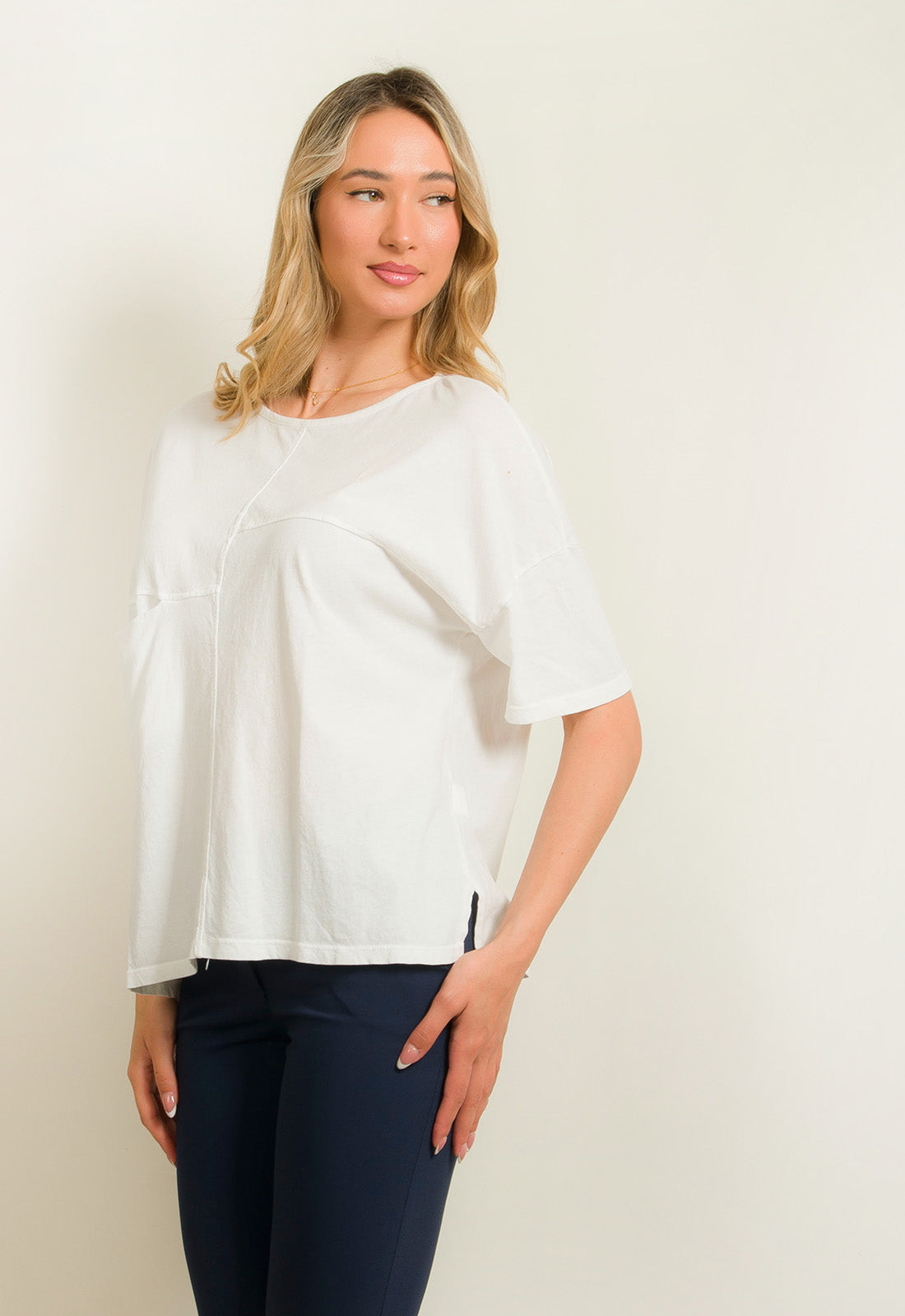 ΜΠΛΟΥΖΑ ΜΕ ΣΧΕΔΙΟ ΚΑΙ ΤΣΕΠΗ ΕΜΠΡΟΣ-ΛΕΥΚΗ