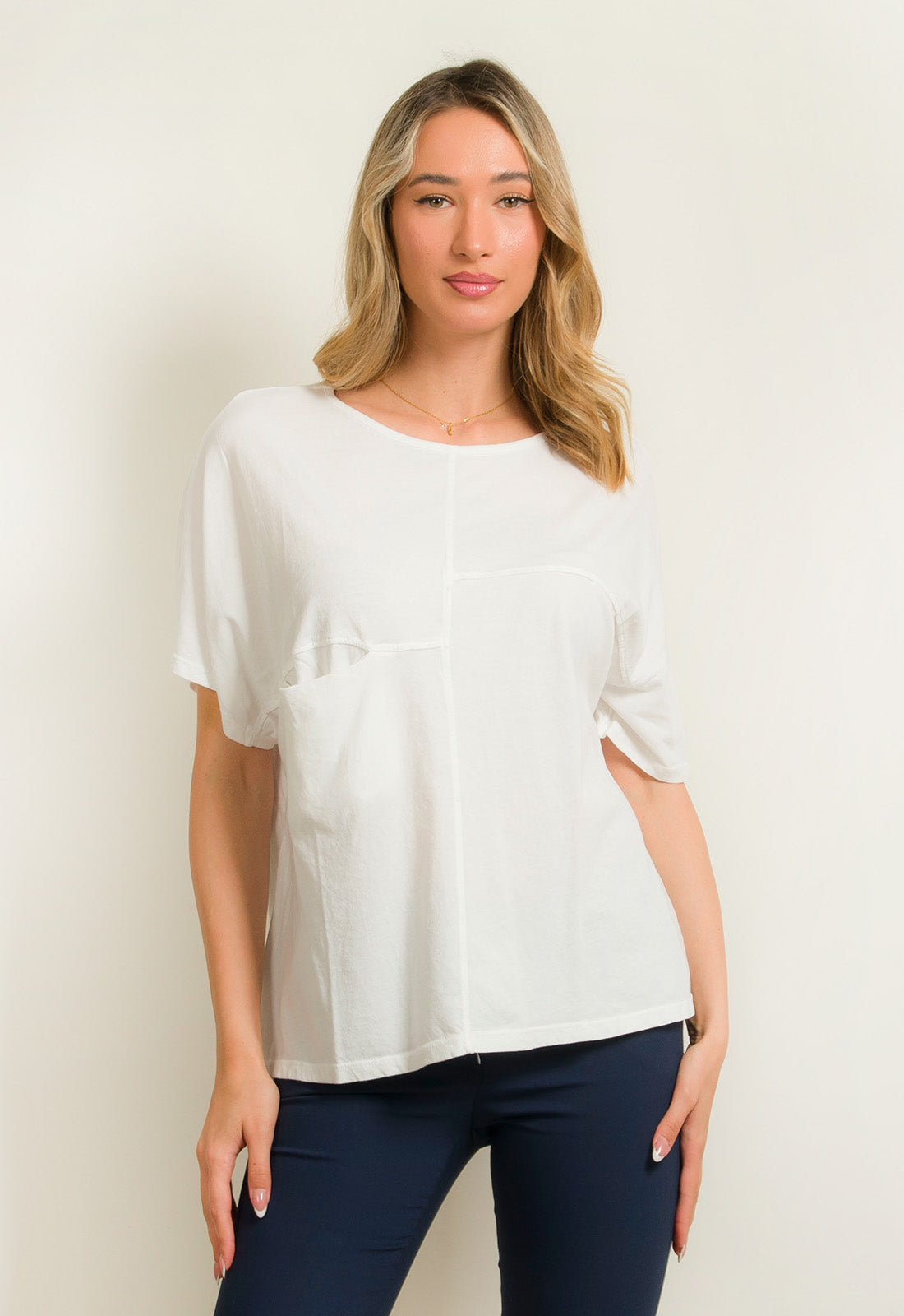 ΜΠΛΟΥΖΑ ΜΕ ΣΧΕΔΙΟ ΚΑΙ ΤΣΕΠΗ ΕΜΠΡΟΣ-ΛΕΥΚΗ