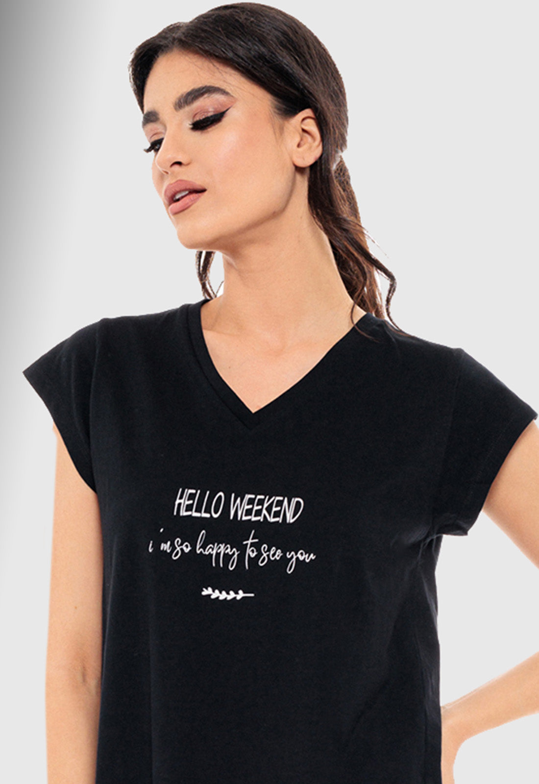 T-SHIRT ΒΑΒΜΒΑΚΕΡΟ ΜΕ V & ΤΥΠΩΜΑ-ΜΑΥΡΟ