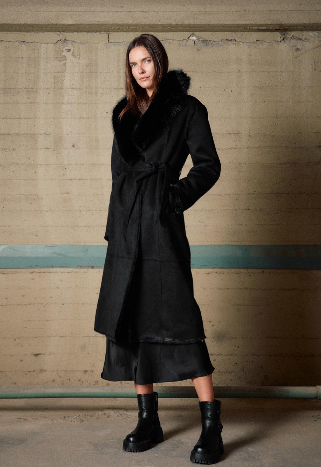 ΠΑΛΤΟ ΜΑΚΡΥ SUEDE ΜΕ ΓΟΥΝΑ-ΜΑΥΡΟ