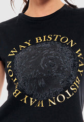 T-SHIRT ΒΑΜΒΑΚΕΡΟ ΜΕ ΤΥΠΩΜΑ "BISTON WAY"-ΜΑΥΡΟ