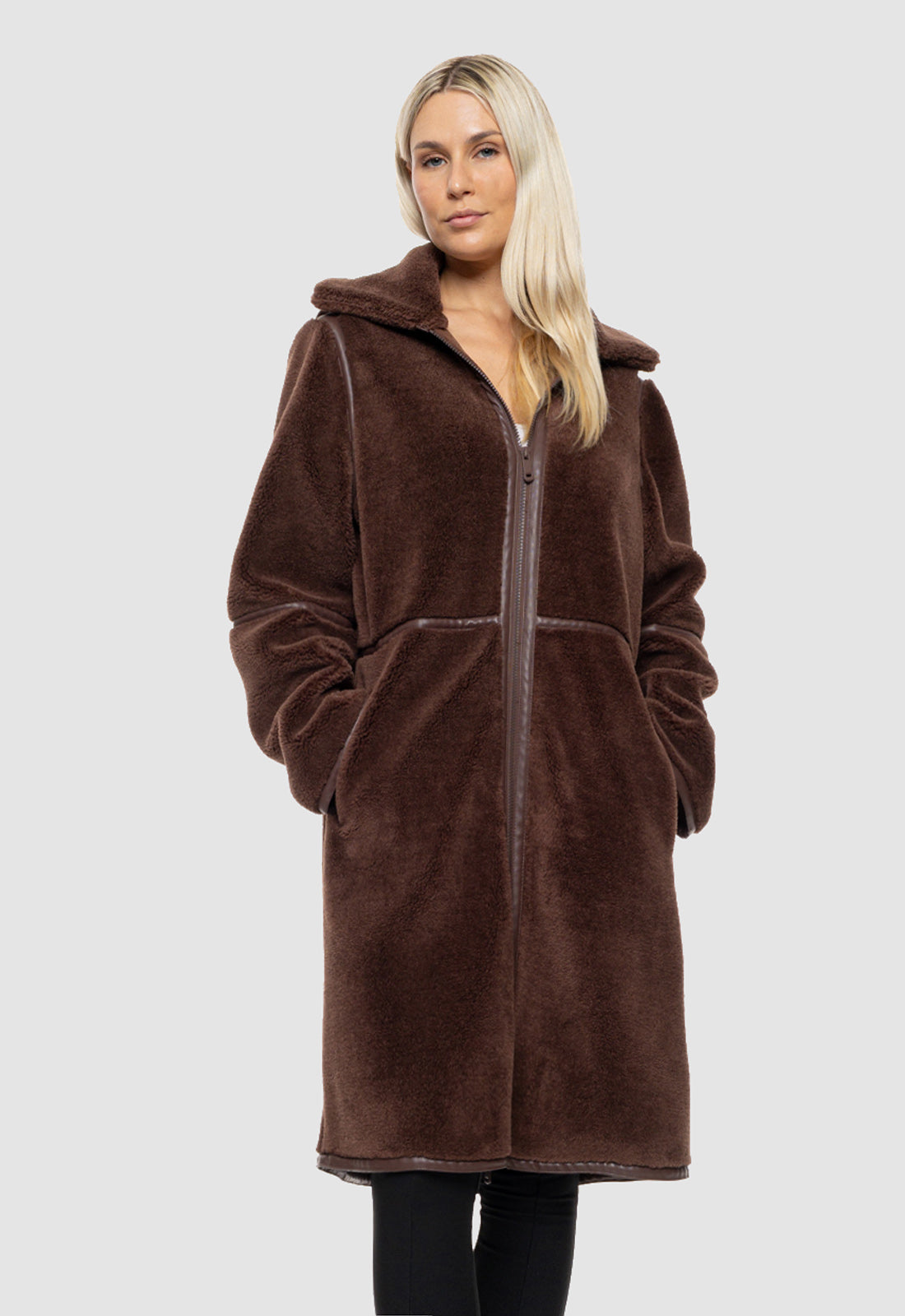 ΠΑΛΤΟ ΜΟΥΤΟΝ ΜΕ ΛΕΠΤΟΜΕΡΕΙΕΣ ΔΕΡΜΑΤΊΝΗΣ-ΚΑΦΕ