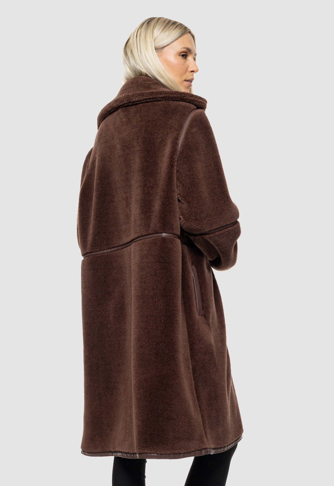 ΠΑΛΤΟ ΜΟΥΤΟΝ ΜΕ ΛΕΠΤΟΜΕΡΕΙΕΣ ΔΕΡΜΑΤΊΝΗΣ-ΚΑΦΕ