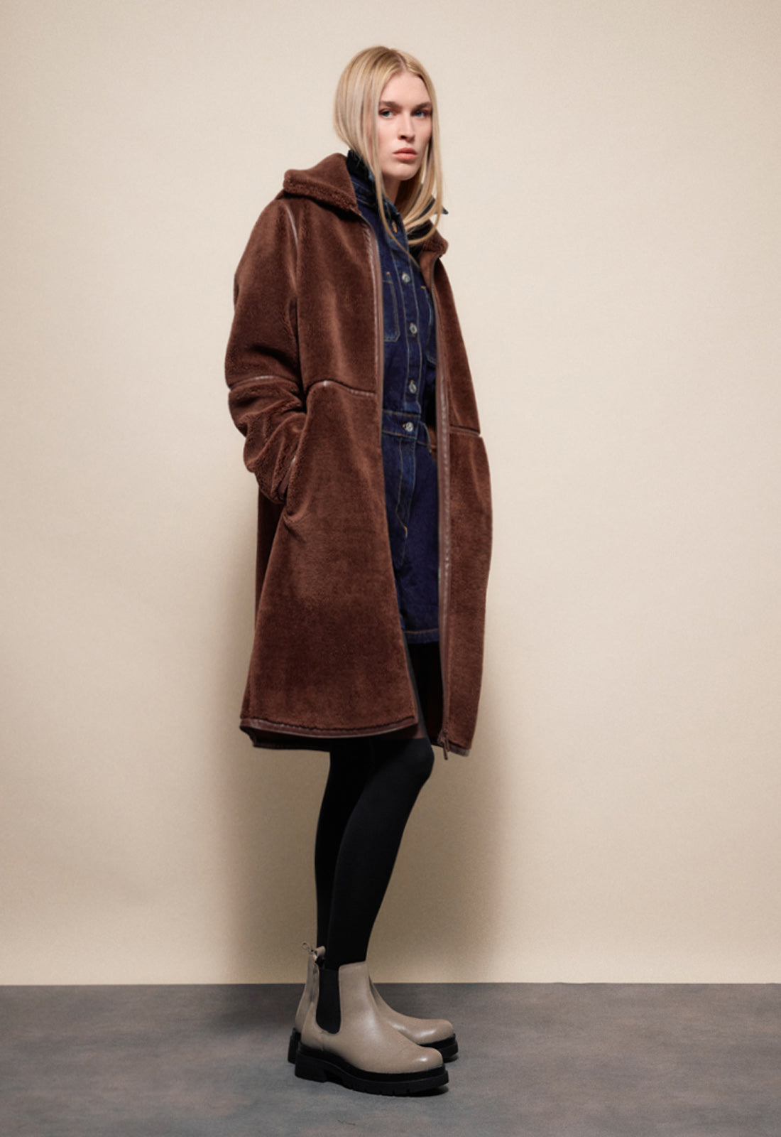 ΠΑΛΤΟ ΜΟΥΤΟΝ ΜΕ ΛΕΠΤΟΜΕΡΕΙΕΣ ΔΕΡΜΑΤΊΝΗΣ-ΚΑΦΕ