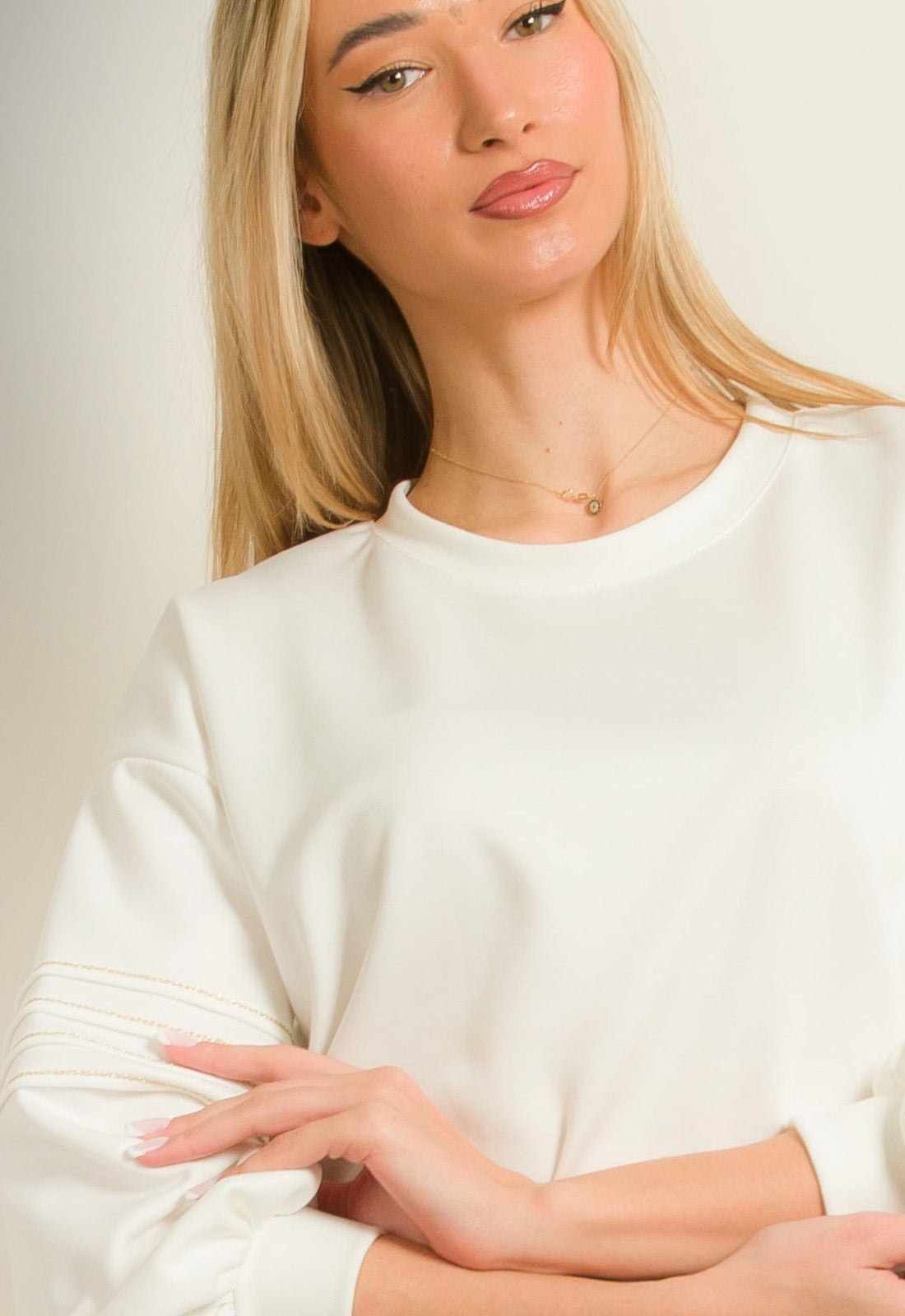 ΜΠΛΟΥΖΑ ΤΥΠΟΥ ΦΟΥΤΕΡ ΜΕ ΣΧΕΔΙΟ ΣΤΟ ΜΑΝΙΚΙ-ΛΕΥΚΗ