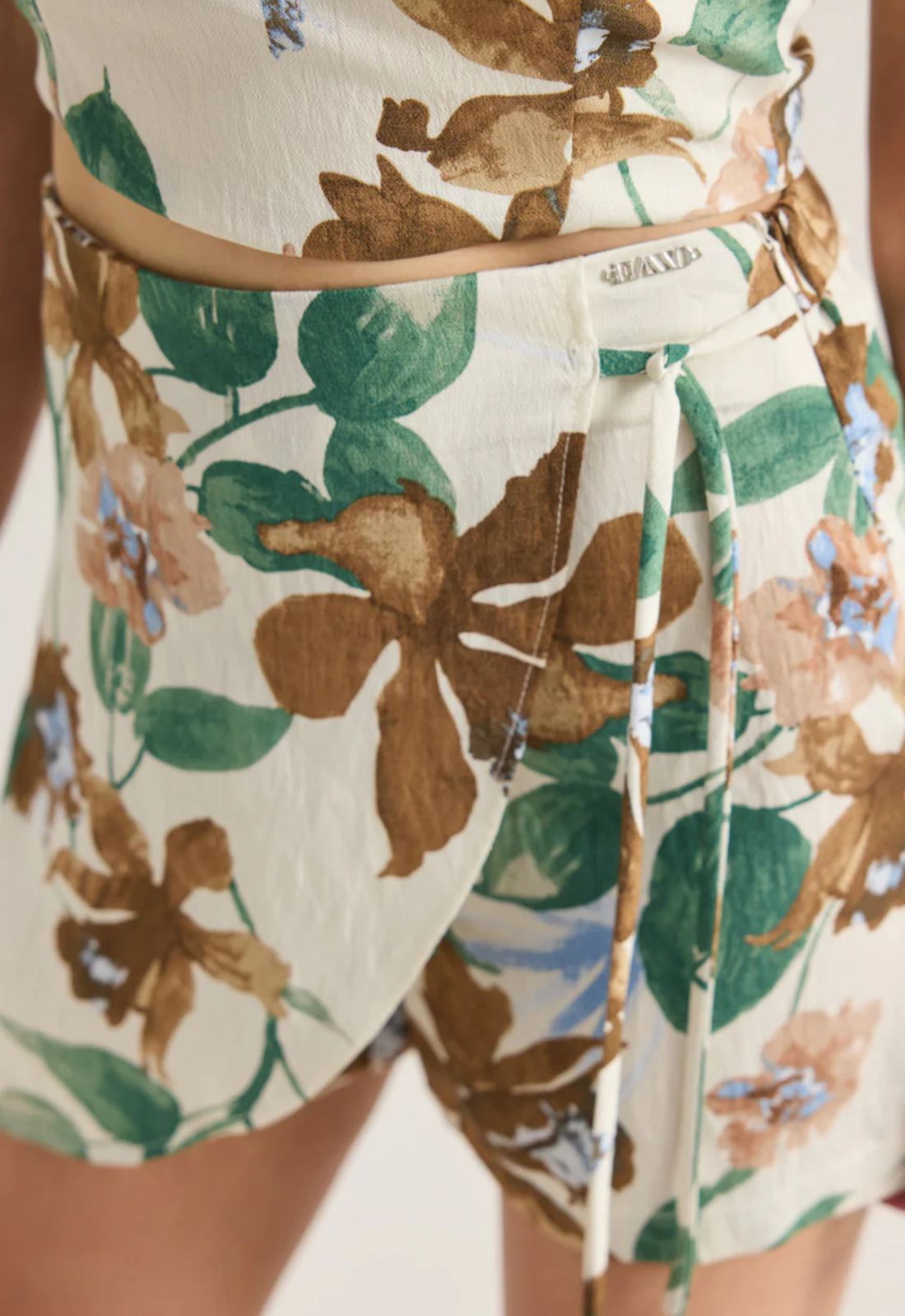SKORT FLORAL ΜΕ ΔΕΣΙΜΟ ΣΤΟ ΠΛΑΪ-ΠΡΑΣΙΝΟ