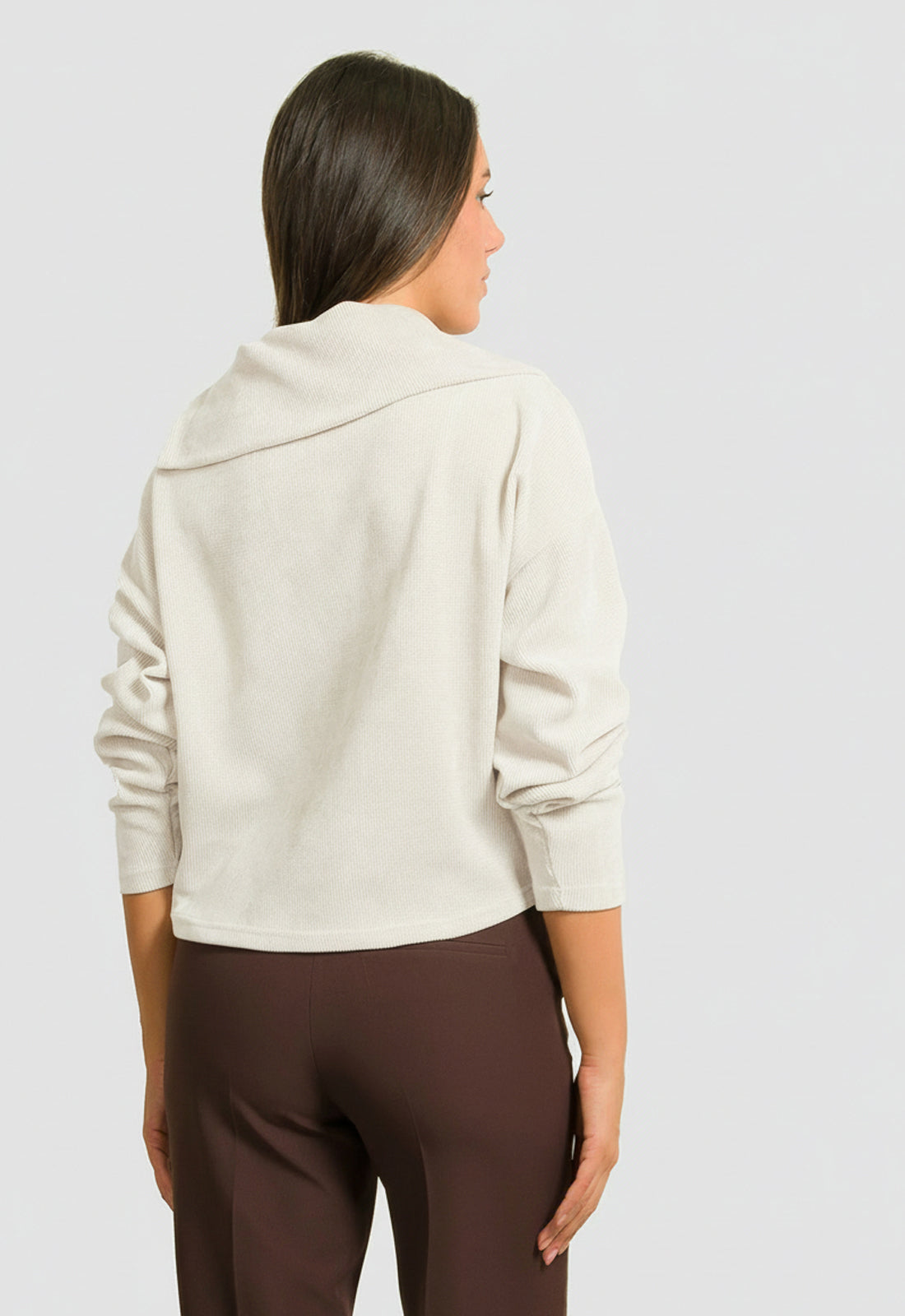 ΜΠΛΟΥΖΑ ΣΕΝΙΛ ΜΕ ΚΟΥΜΠΙΑ ΣΤΟ ΓΙΑΚΑ-ΕΚΡΟΥ