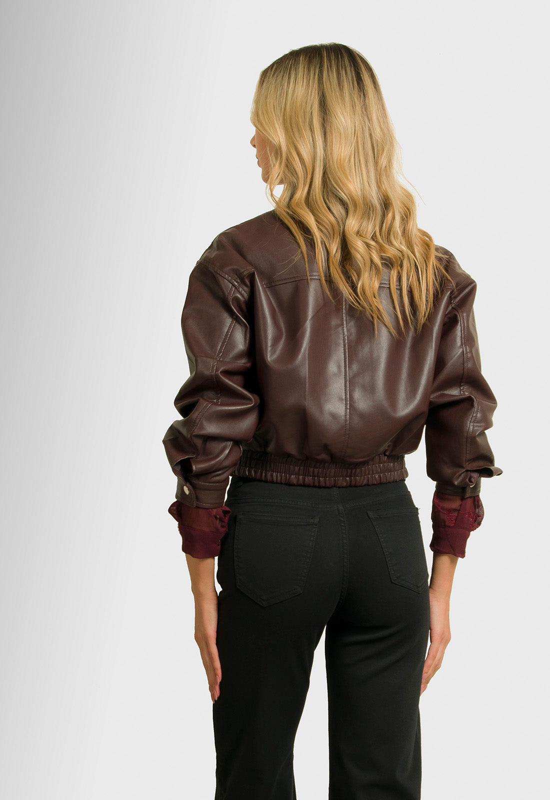 ΜΠΟΥΦΑΝ CROPPED ΔΕΡΜΑΤΙΝΗΣ ΤΥΠΟΥ BOMBER-ΣΚΟΥΡΟ ΜΠΟΡΝΤΟ