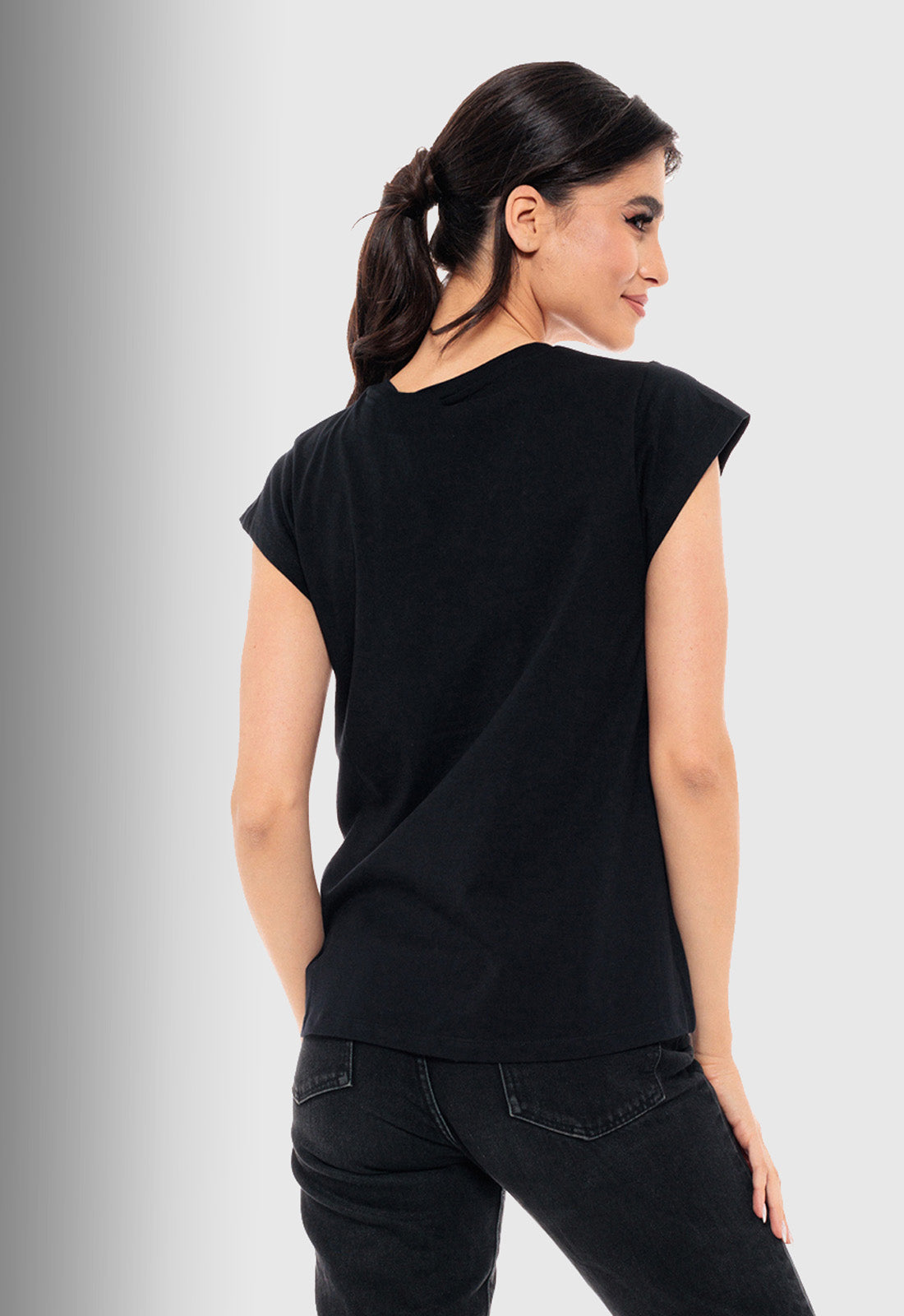 T-SHIRT ΒΑΒΜΒΑΚΕΡΟ ΜΕ V & ΤΥΠΩΜΑ-ΜΑΥΡΟ