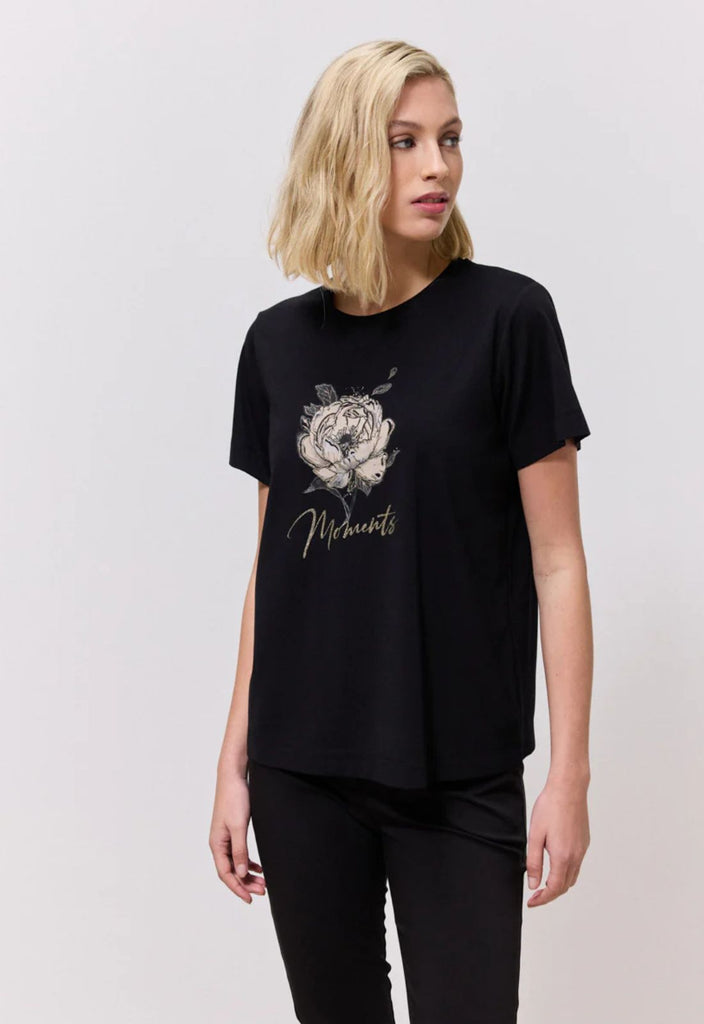 ΜΠΛΟΥΖΑ ΜΕ ΤΥΠΩΜΑ ΤΡΙΑΝΤΑΦΥΛΛΟ-ΜΑΥΡΗ